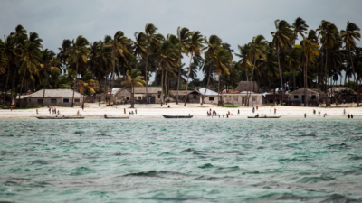 Zanzibar-Afryka-zycie-na-plazy-lodzie-foto-panorama-fotografia-do-biura